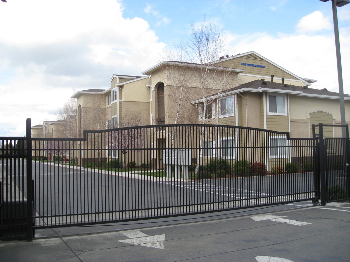 565 Peerless Way Unit Amber Ridge Condos, Tracy, CA 95376 Condo for