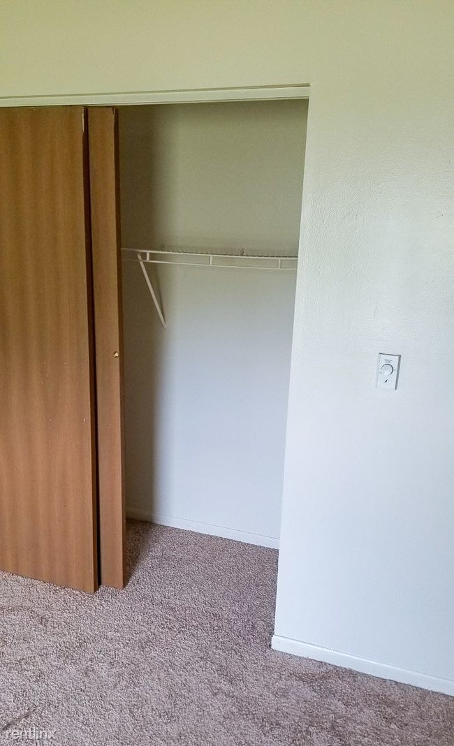 Building Photo - 2 br, 1 bath  - Meadow View Apartments