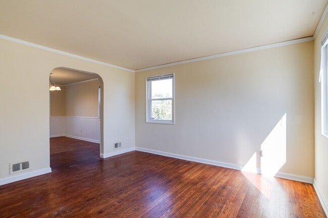 Building Photo - Charming End-Unit Townhome