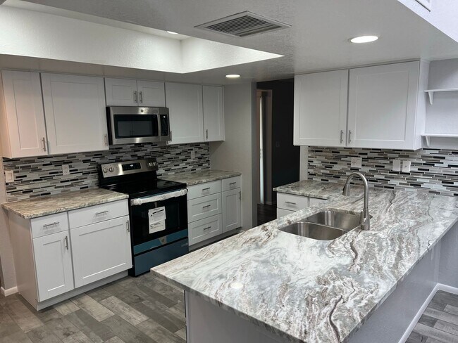 Foto del edificio - Check Out This Freshly Renovated East Side...
