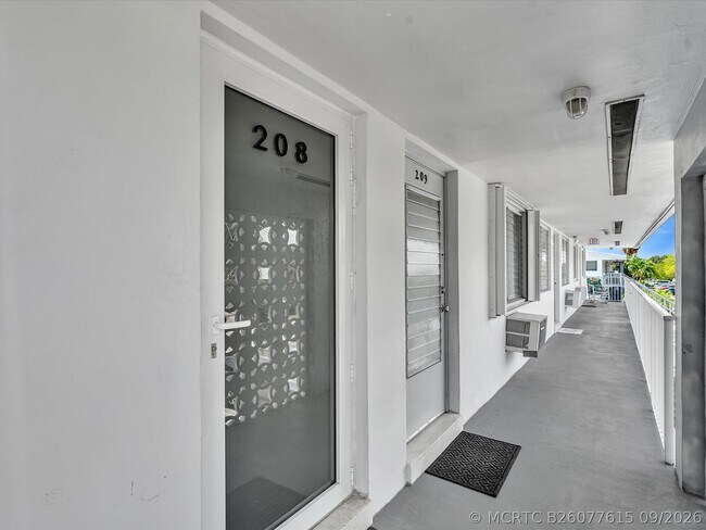 Foto del edificio - 2020 NE 51st Ct
