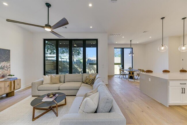 Foto del edificio - 2401 Trailside Dr