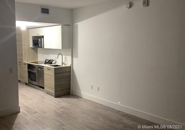Building Photo - 1300 Brickell Bay Dr