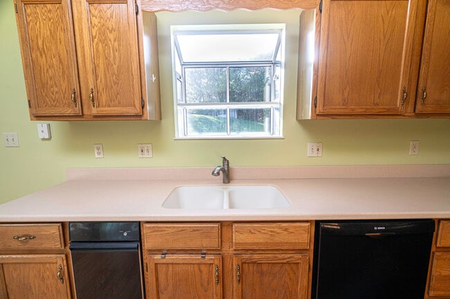 Building Photo - 10449 Travis St