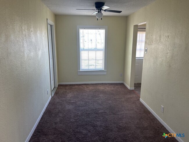 Building Photo - 515 W Kern Rd