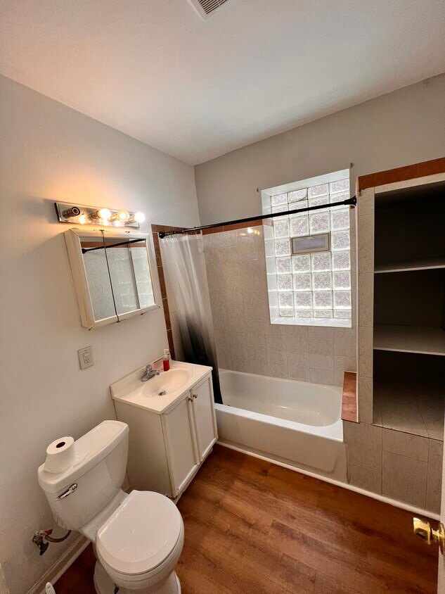 Primary Photo - 725 N Trumbull Ave