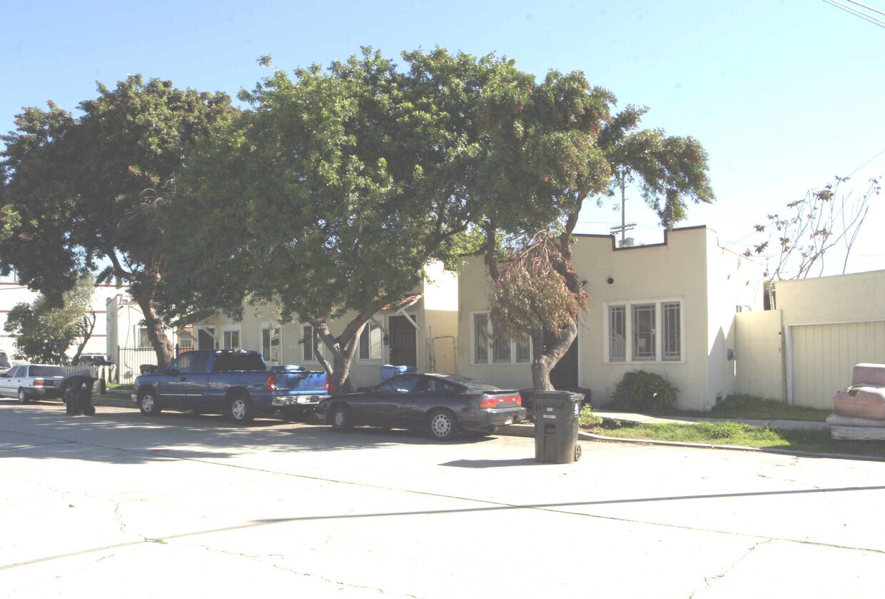Building Photo - 3284-3286 Casitas Ave