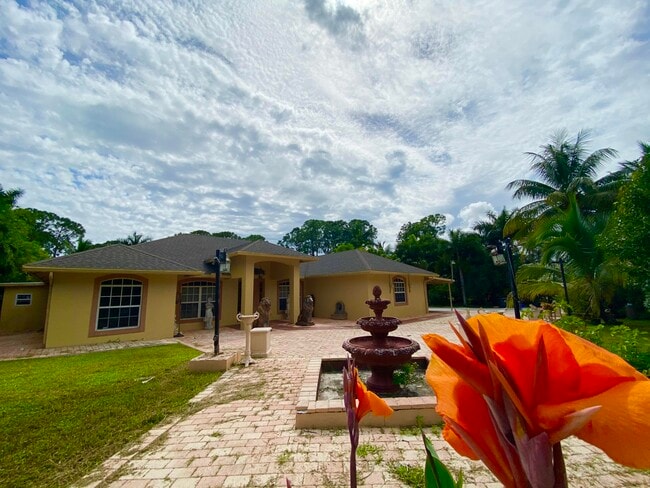 Building Photo - 8698 Banyan Blvd