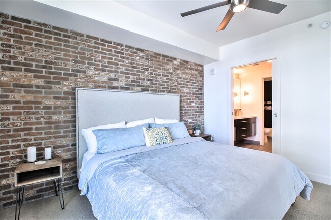 Foto del edificio - East Village 13th floor condo with panoramic views