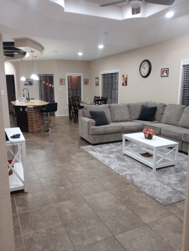 Building Photo - Room in House on Arabian King