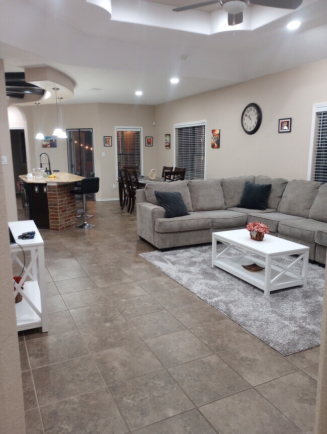 Foto del edificio - Room in House on Arabian King