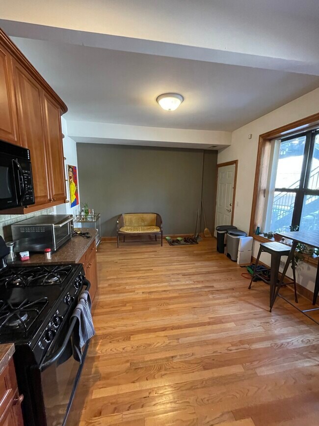 Foto del edificio - 3734-3736 N Sheffield Ave