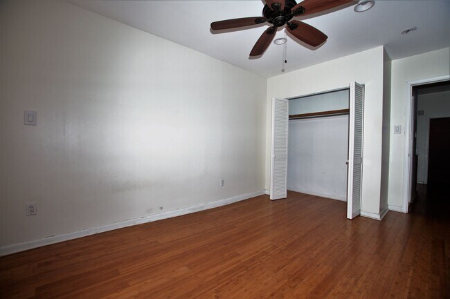 Foto del edificio - Beautiful 1bd with private backyard in gre...