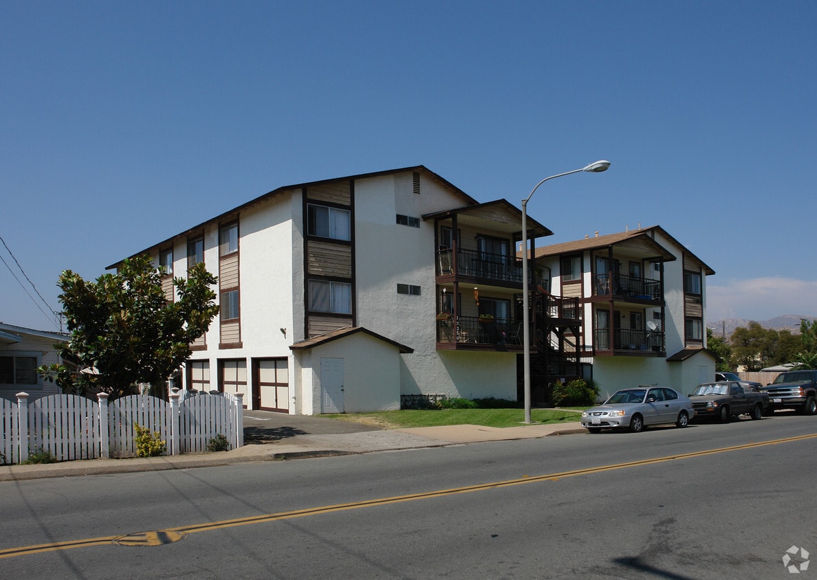Primary Photo - 12350-12356 Lakeshore Dr