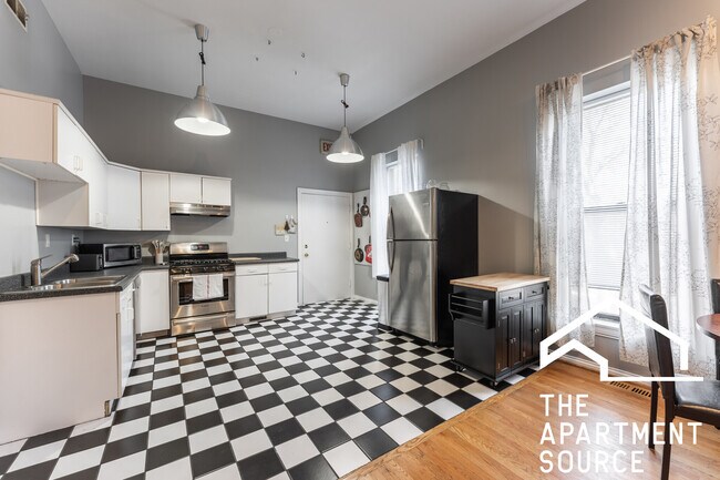 1R - 646 N Damen Ave