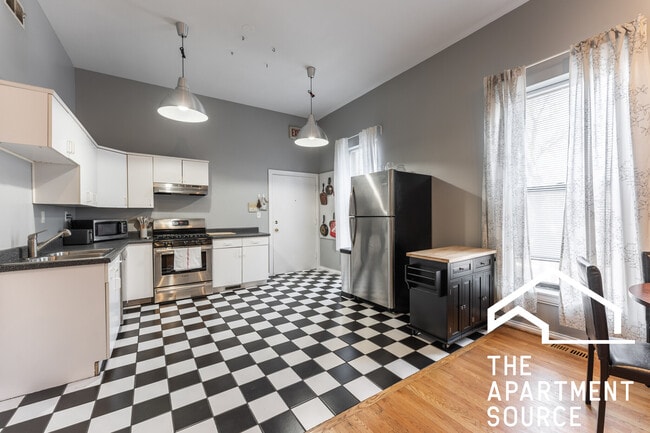 1R - 646 N Damen Ave