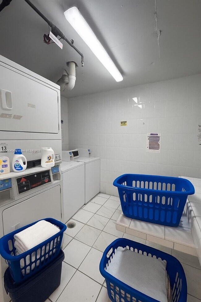 Foto del edificio - 666 W 81st St