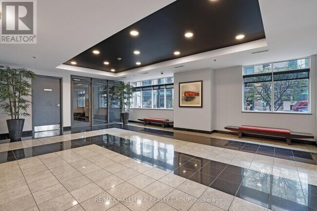 Building Photo - 445 Laurier Ave W