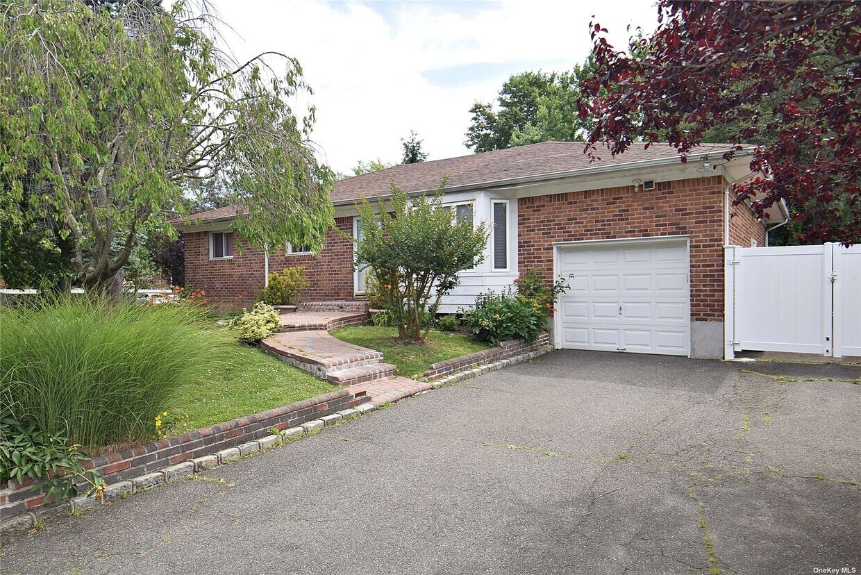 6 Freedom Dr, Jericho, NY 11753 House Rental in Jericho, NY