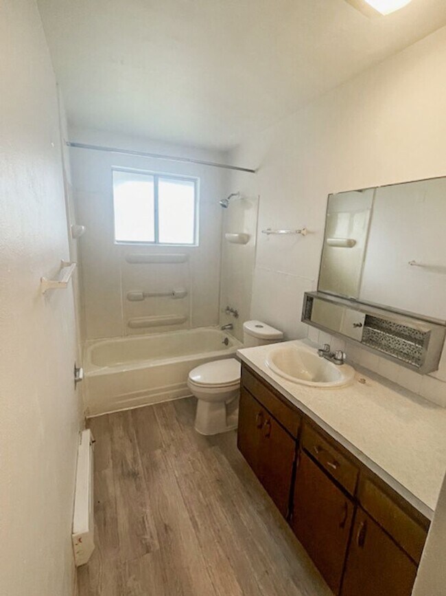 Foto del edificio - Charming 2 Bed, 1 Bath Duplex in the Heart of Cheney