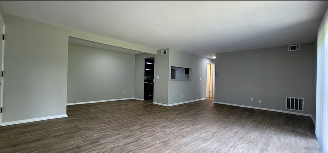 Building Photo - Spacious top floor  2 bedroom 1 bath Apart...