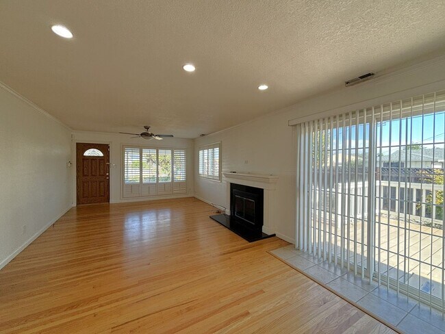 Building Photo - Gorgeous 3 Bedroom 3 bath with office spac...