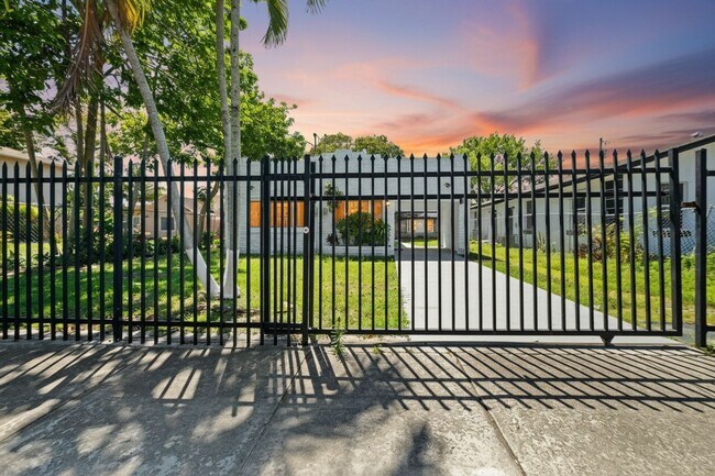 Foto del edificio - Charming 3-Bedroom Home in Miami - Comfortable Living in a Prime Location