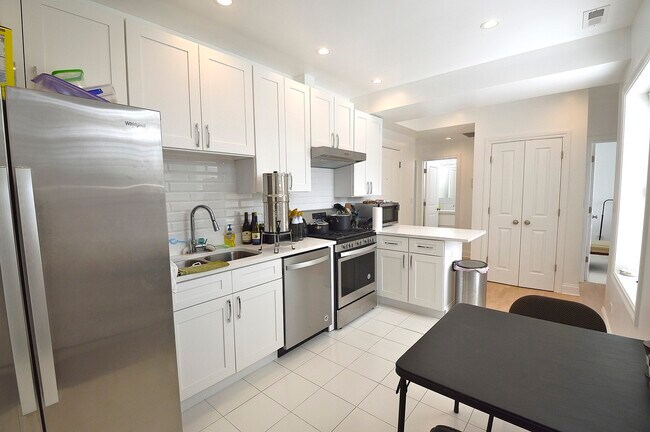 Foto del edificio - 2345 W Irving Park Rd