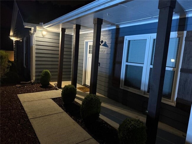 Building Photo - 1682 Greyleaf Ln SE