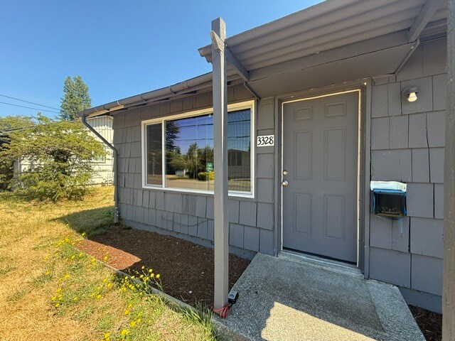 Foto del edificio - 3328 Halverson Ave