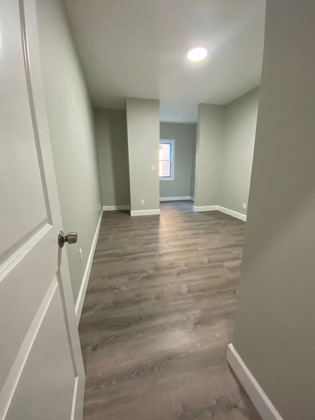 Building Photo - 123 N Lake Ave