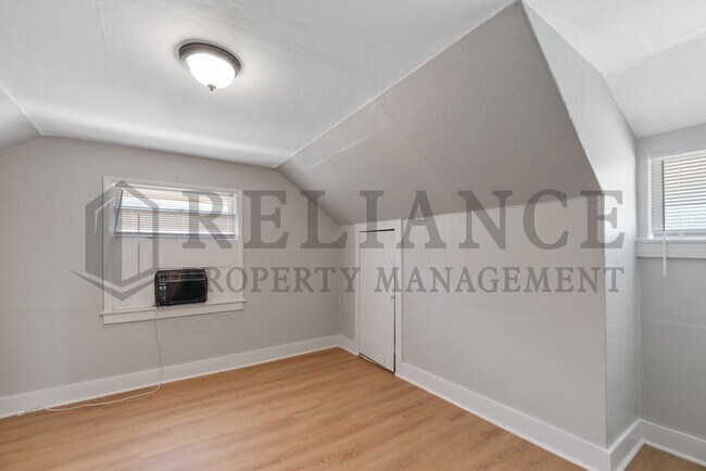 Foto del edificio - 330 N Edwards