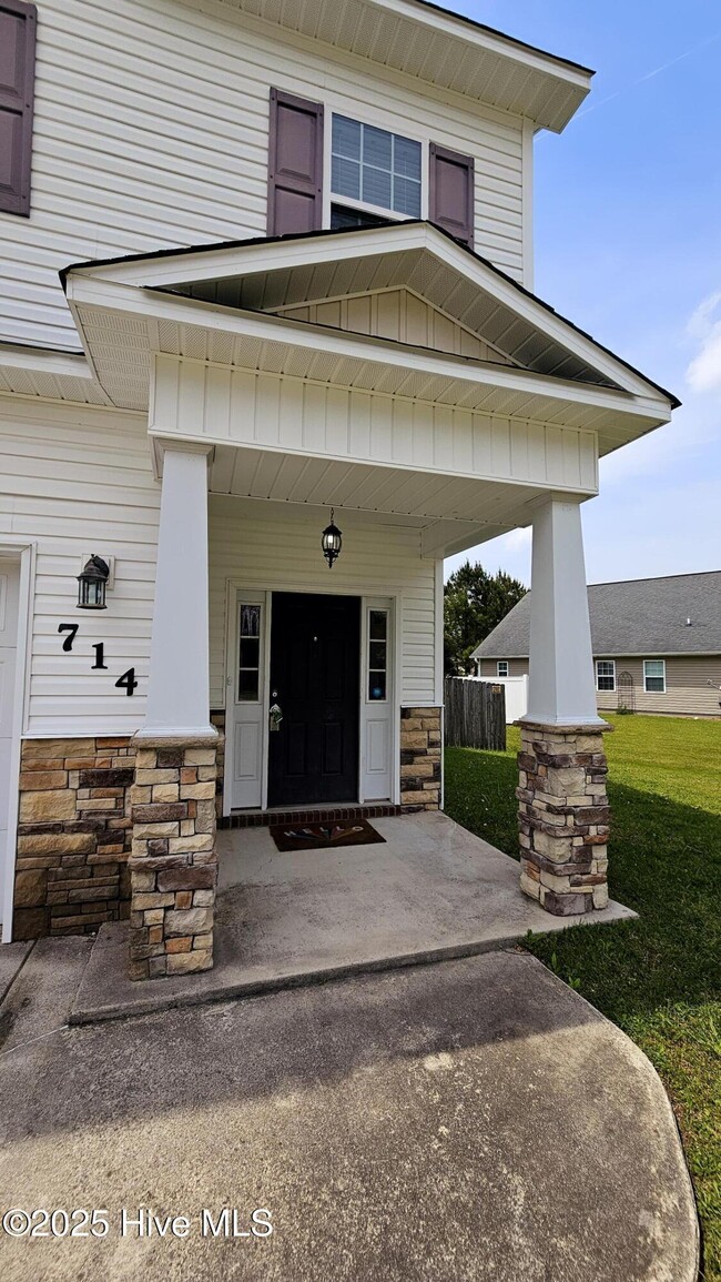 Building Photo - 714 Savannah Dr