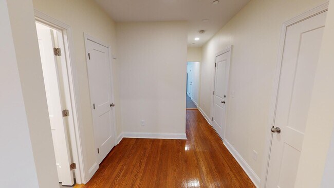 Foto del edificio - 1 Bedroom split apartment available 9/1