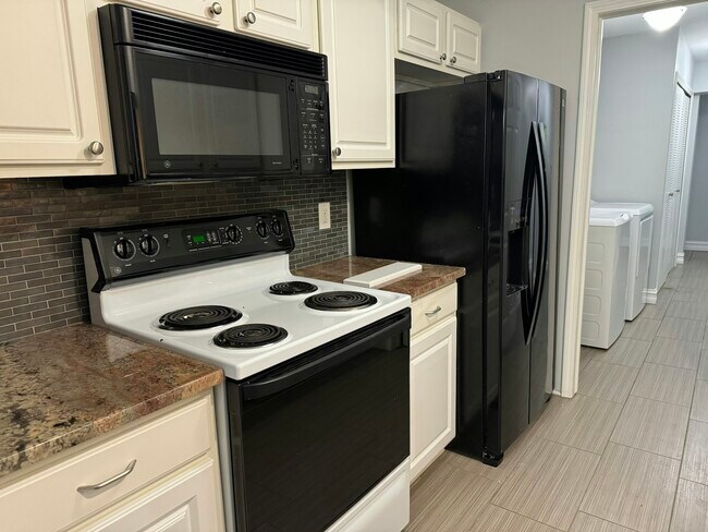 Building Photo - 42891 Richmond Dr