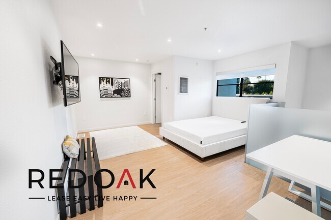 Building Photo - ~1 Month FREE~ Incredible One Bedroom Loft...