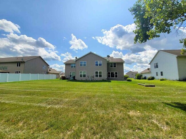 Building Photo - Large 4 Bedroom Duplex in East De Pere