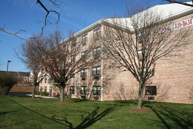 Building Photo - Columbia View