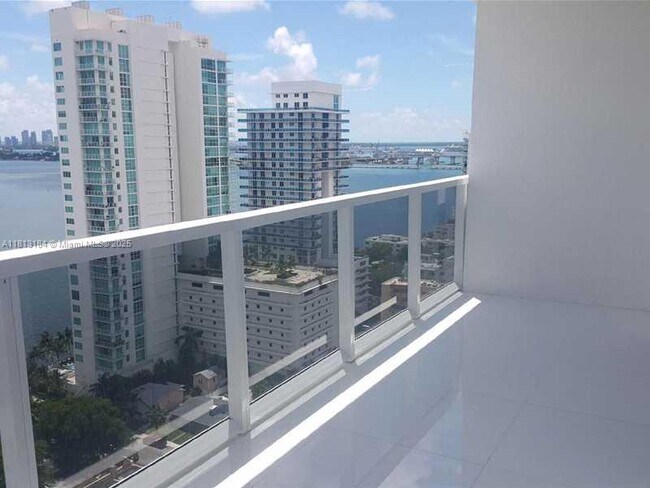 Foto del edificio - 600 NE 27th St