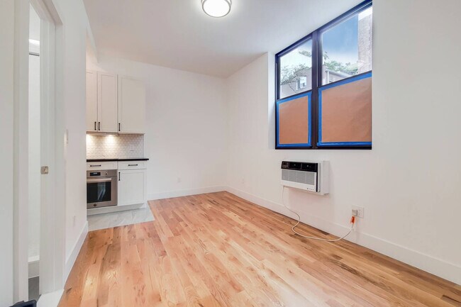 Foto del edificio - 37 1/2 Bedford St