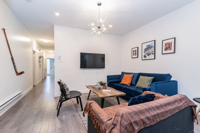 Building Photo - 4006 Rue Hochelaga