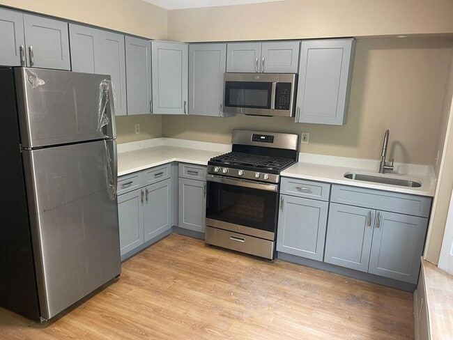 Building Photo - 2 Bedroom condo