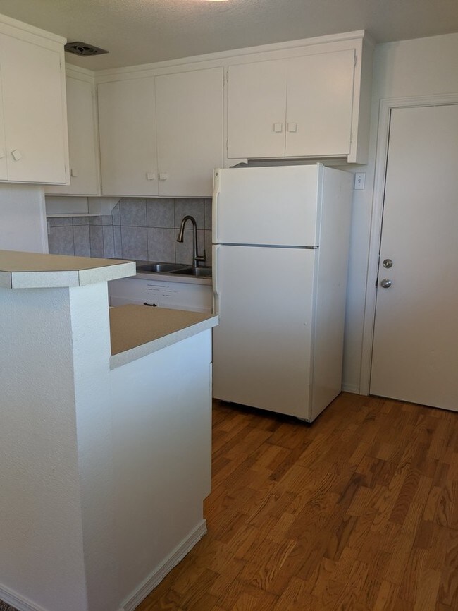 2 bedroom Duplex off Waller Rd in Apartment for Rent in