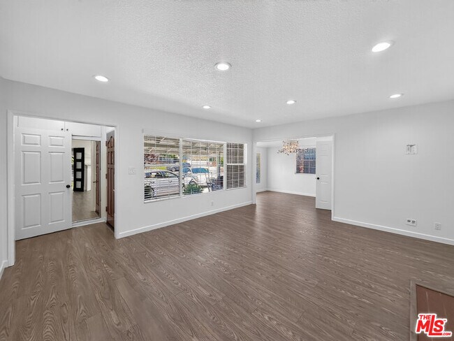 Foto del edificio - 16746 Tupper St