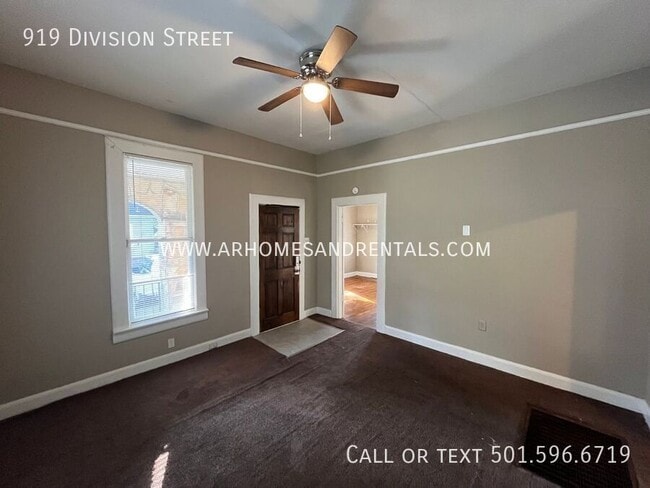 Building Photo - 919 Division St