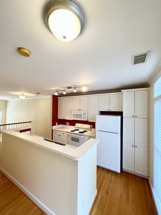 Building Photo - 2 Bedroom Townhome