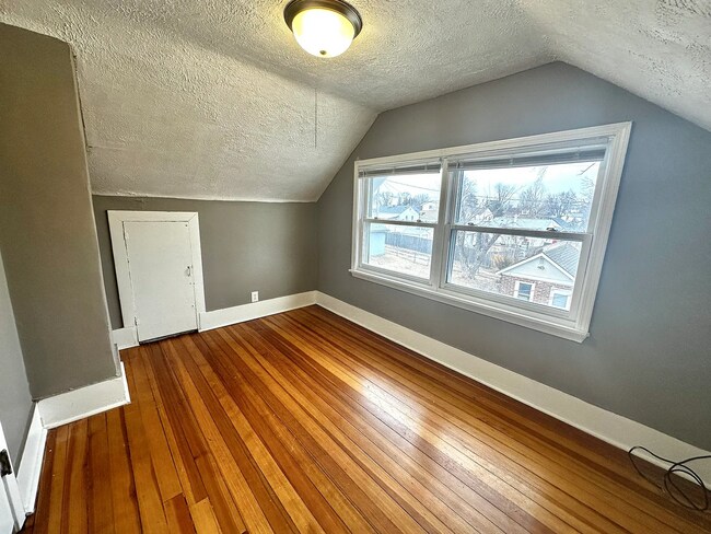 Foto del edificio - Spacious 3 Bed Home with Finished Basement & Hardwood Floors