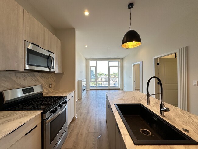 Foto del edificio - 6340 W Belmont Ave