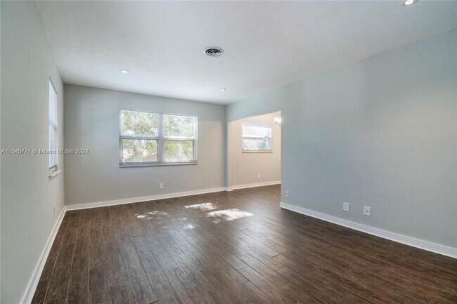 Foto del edificio - 2591 NE 55th Ct