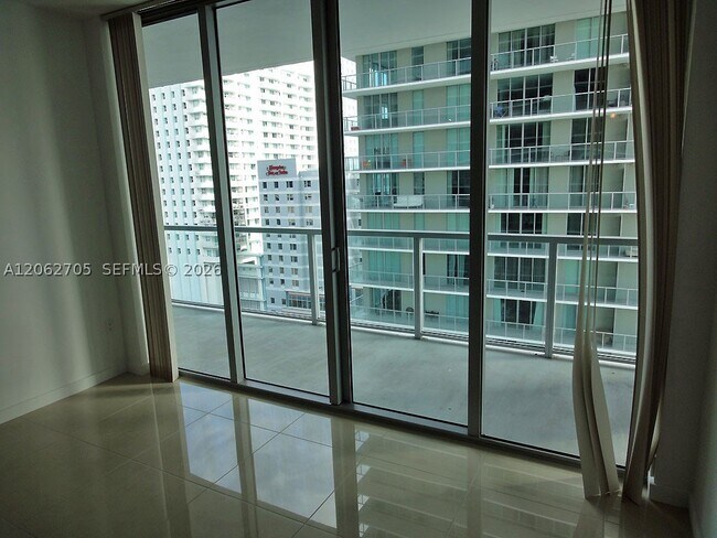 Foto del edificio - 1111 SW 1st St